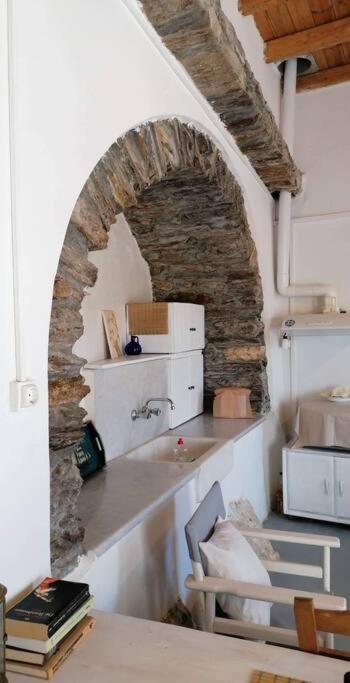 Appartement Naxos Mountain Retreat - Tiny House Build On Rock à Koronos Extérieur photo